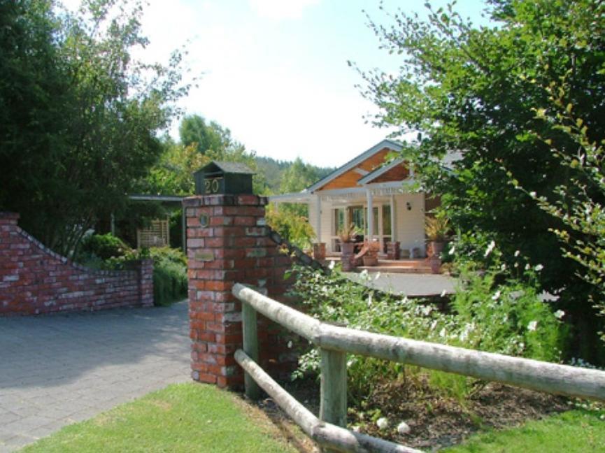 Acacia Bay Lodge Bed & Breakfast Taupo Bagian luar foto